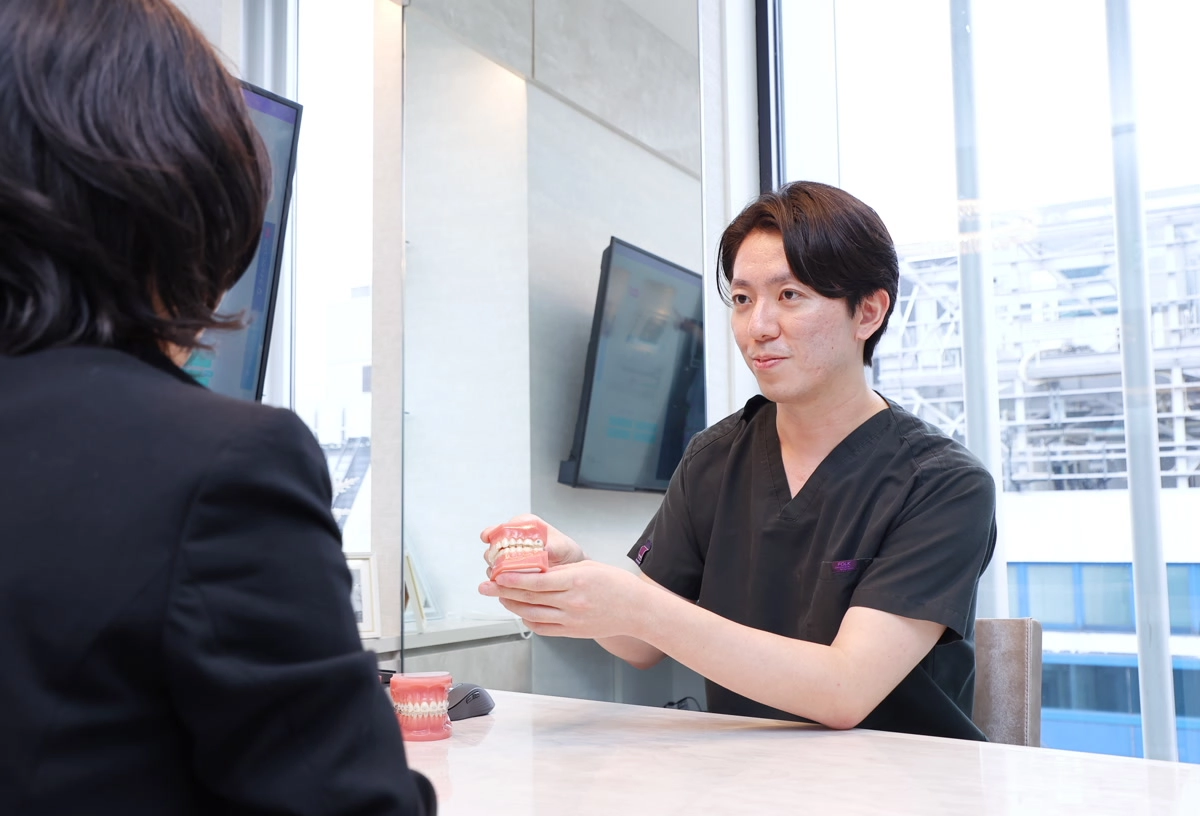 患者に治療の説明する医師